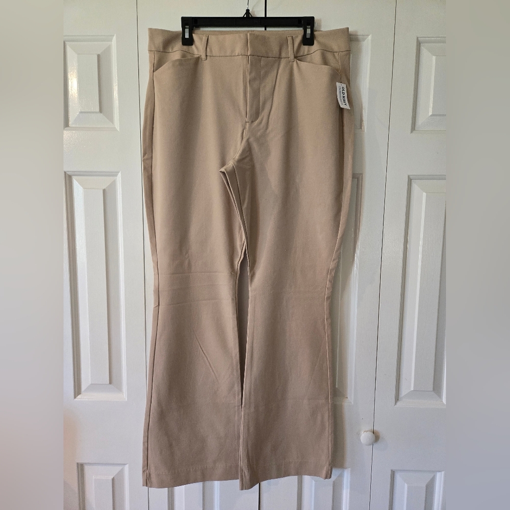 NWT Ladies Old Navy High Rise Pixie Flare Khakis. Size 16 Tan